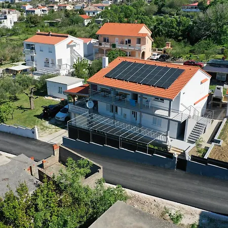 公寓 Apartma Zara *