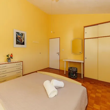 Apartma Zara *